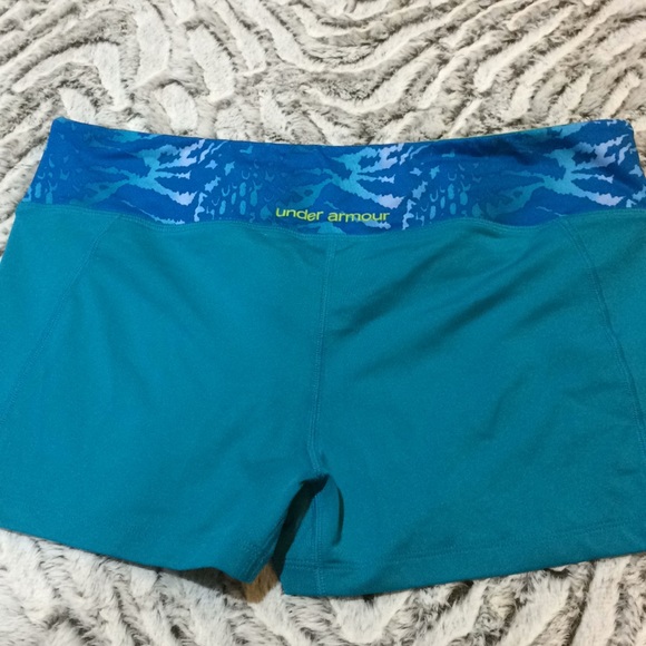 Under Armour Compression Shorts - Picture 3 of 4